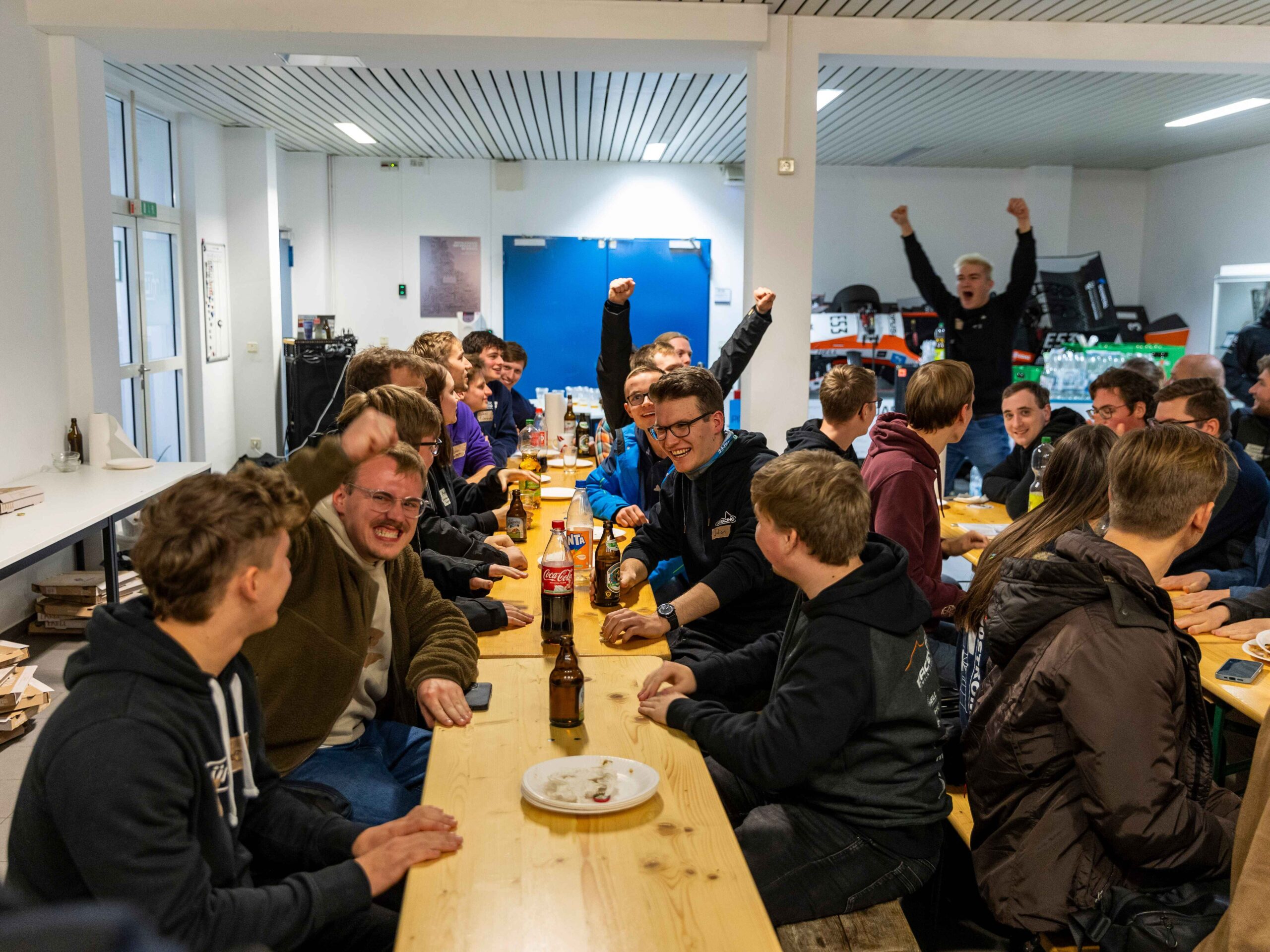 Students sitting at a table and celebrating the event Norddeutsches Teamtreffen